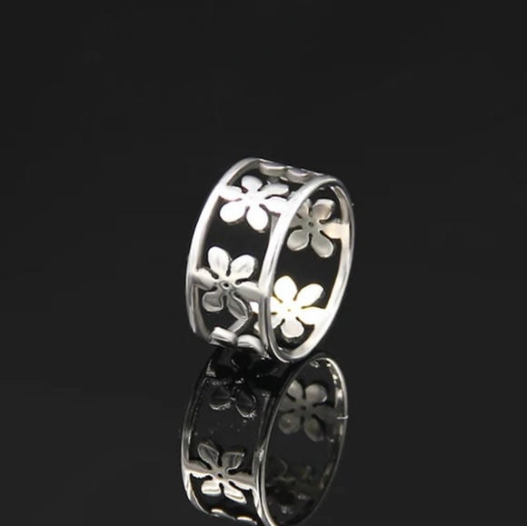Womens Silver Flower Band Ring Titanium NWT - Picture 3 of 4